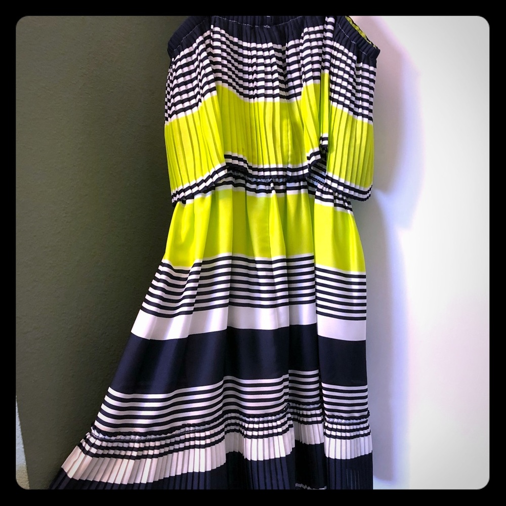 💛💛 NWOT Strapless blue & yellow pleated dress